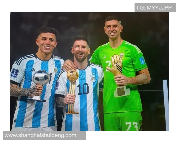 顶级足球明星同框合影展现足球魅力与友谊的精彩瞬间